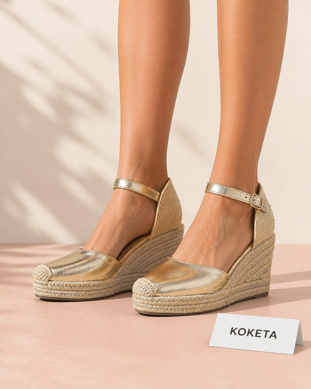 Modelo con cuña dorada de esparto Koketa