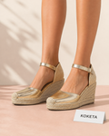 Modelo con cuña dorada de esparto Koketa