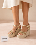 Modelo con cuñas de tiras doradas Koketa